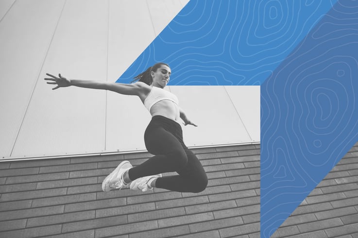 Black and white photo of a young woman doing parkour. Superimposed on this is a colorful graphic element symbolizing an arrow reaching ever higher.