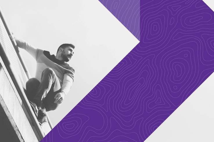 Black-and-white photo of a parkour man looking into the distance. Superimposed on this is a colorful graphic element symbolizing an arrow pointing to the future.