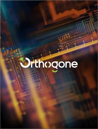 Fond numérique abstrait présentant des circuits complexes avec le logo Orthogone bien en évidence.