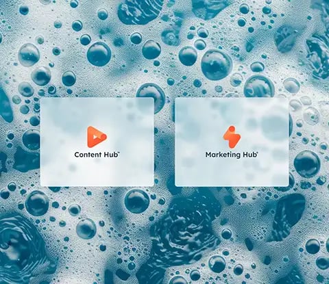 Trois icônes de hub de HubSpot : Content Hub, Marketing Hub sur un fond d'eau savonneuse