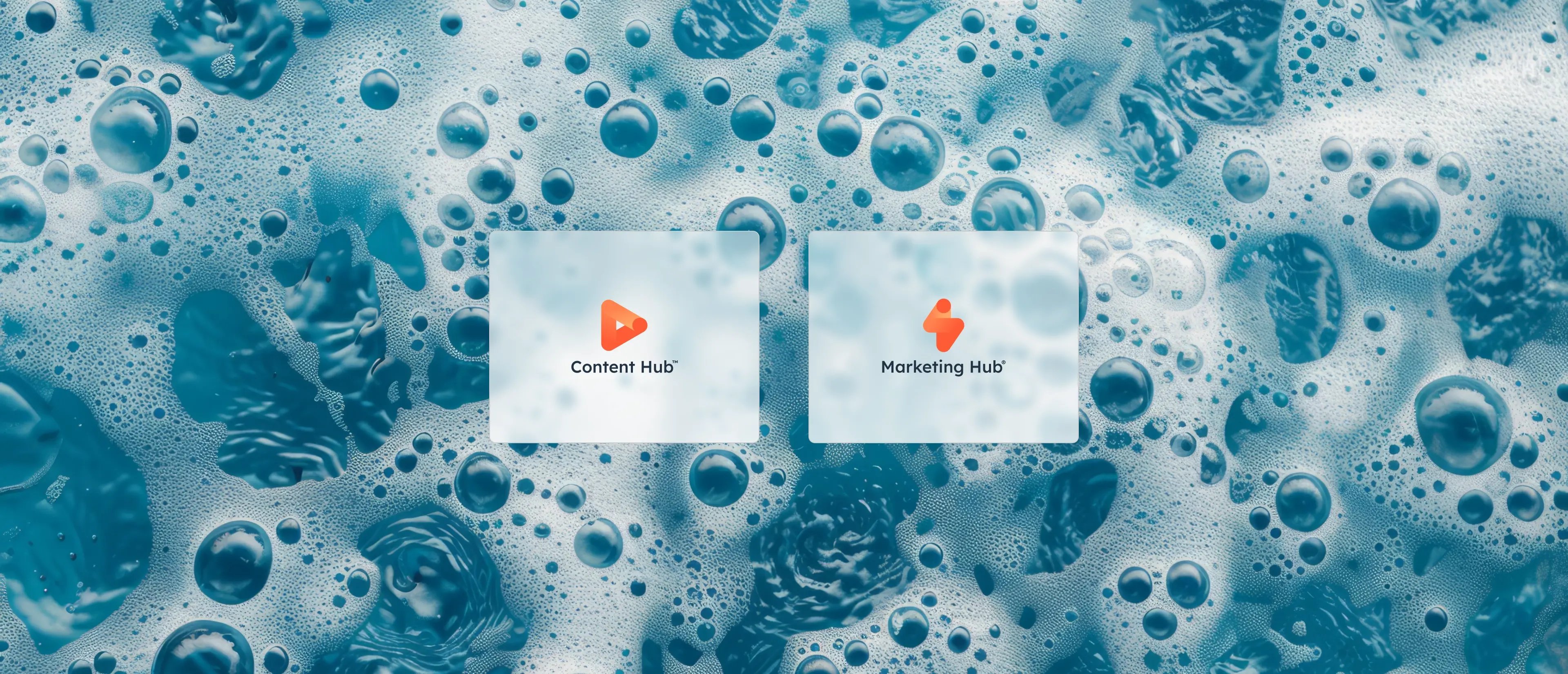 Trois icônes de hub de HubSpot : Content Hub, Marketing Hub sur un fond d'eau savonneuse