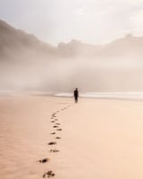 Homme qui marche dans le sable